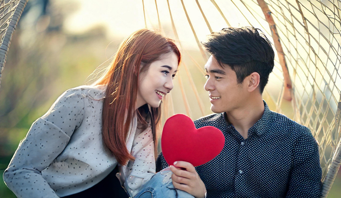 男女が見つめ合うロマンチックな瞬間