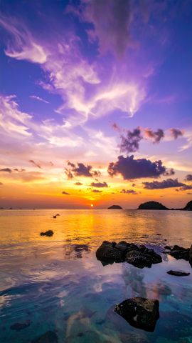 紫と黄金が染める海のサンセット