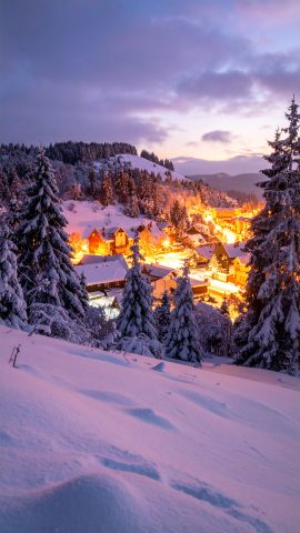 雪夜に灯る小さな街